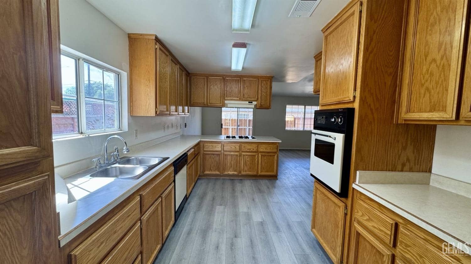 715 Houchin — photo 2