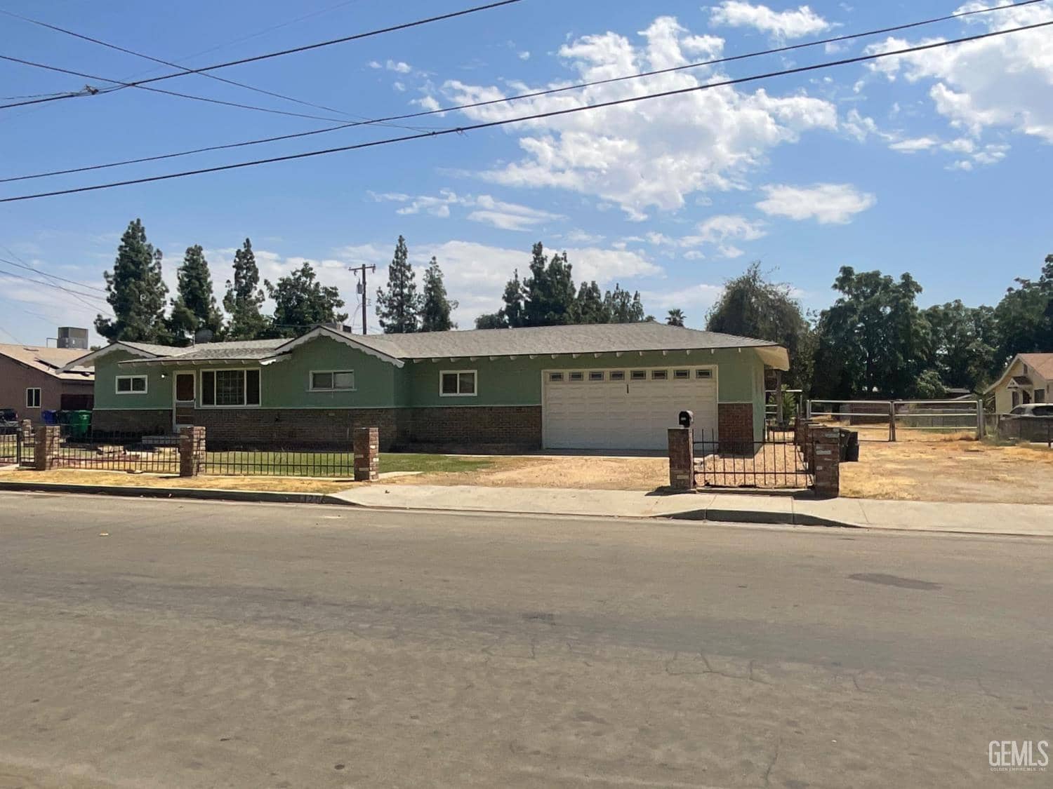 329 Sycamore Drive — photo 2