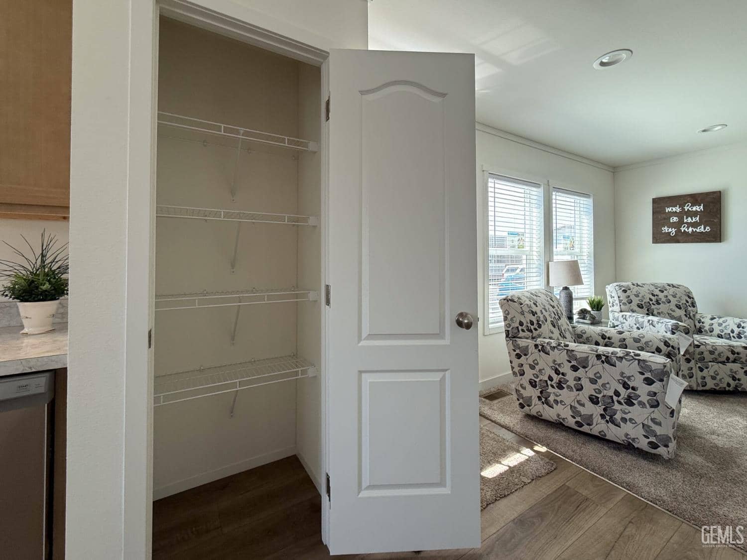 207 W Moneta Avenue — photo 3