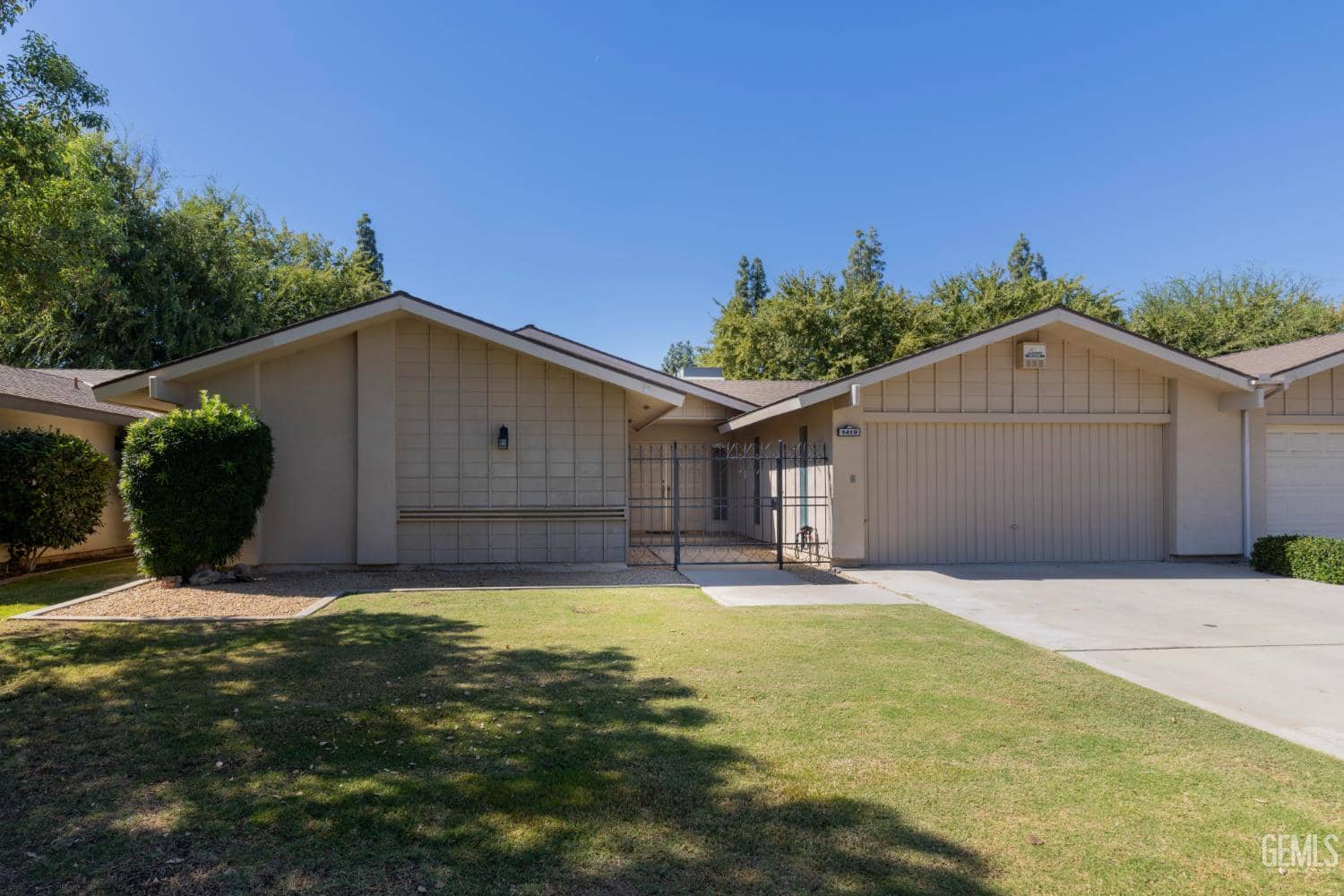 1419 Thunderbird Street — photo 4
