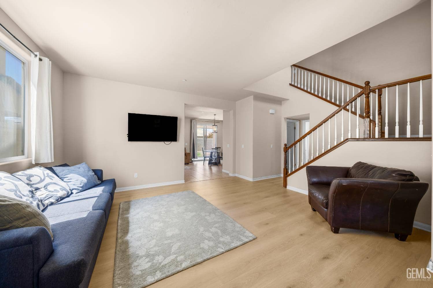 811 White Alder Drive — photo 2